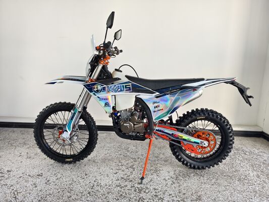 Motocicleta Enduro de 4 tiempos KEWS k23 R-edition con 21,0 kW de potencia, 25,0 N*m de par máximo y 140 km/h de velocidad máxima