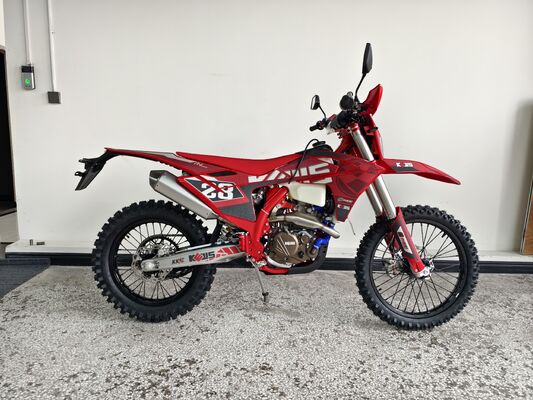Motocicleta de enduro KEWS k28 R-edition de 4 tiempos con motor de 4 tiempos refrigerado por líquido, 300 mm de distancia al suelo y discos dobles de gran diámetro