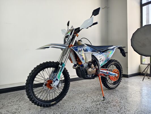 Motocicleta Enduro de 4 tiempos KEWS k23 R-edition con 21,0 kW de potencia, 25,0 N*m de par máximo y 140 km/h de velocidad máxima