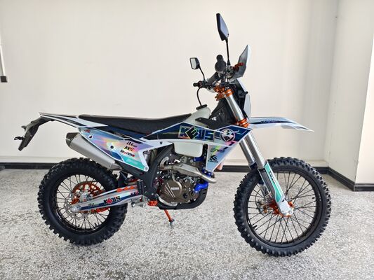 Motocicleta Enduro de 4 tiempos KEWS k23 R-edition con 21,0 kW de potencia, 25,0 N*m de par máximo y 140 km/h de velocidad máxima