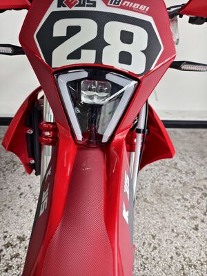 Motocicleta de enduro KEWS k28 R-edition de 4 tiempos con motor de 4 tiempos refrigerado por líquido, 300 mm de distancia al suelo y discos dobles de gran diámetro